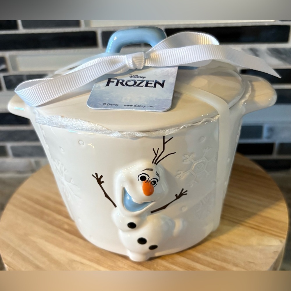 Rae Dunn Disney Frozen Olaf Ceramic Baker